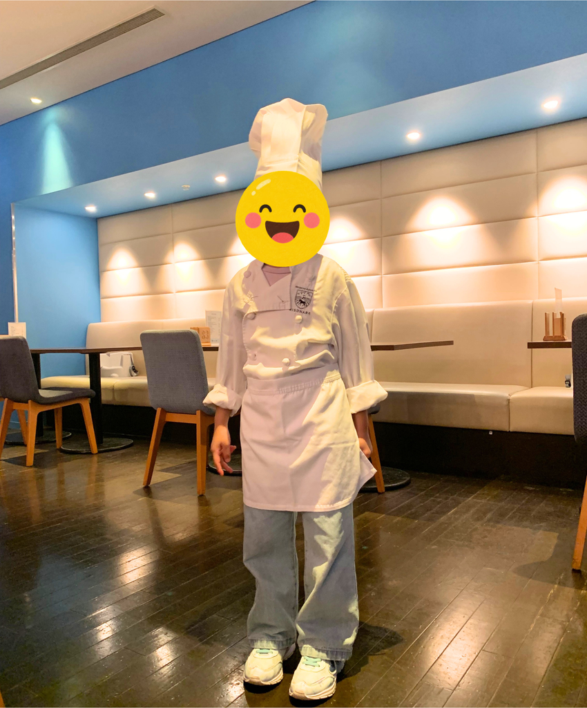 キッズスタジオでパティシエの服に着替え