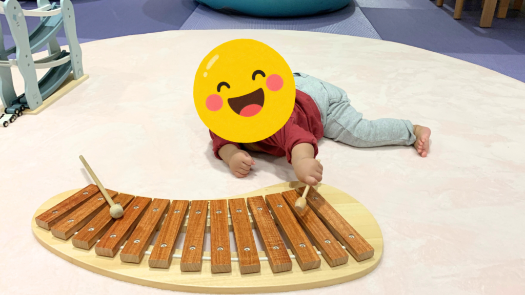 ナーサリーのおもちゃで遊ぶ